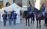Poliziotti a cavallo per la sicurezza durante le feste