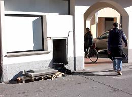 Fanno esplodere la cassa continua, via tremila euro