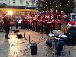 Voci di gioia sotto l'albero 