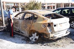 Bmw divorata dalle fiamme nel parcheggio del Verbena