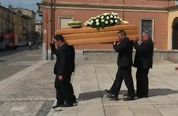 Fiori bianchi per Claudio Vaccari