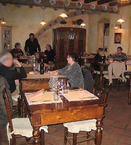 Rubano, poi mangiano torte e salame