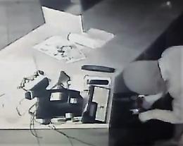 Ladri filmati mentre rubano in pizzeria