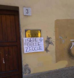 "Sede delle zecche",  cartello offensivo alla sede dell'Anpi