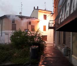 Scoppia il cavo elettrico: paura, fuoco e scintille