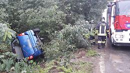 Fuoristrada in tangenziale, vola con l'auto nella scarpata