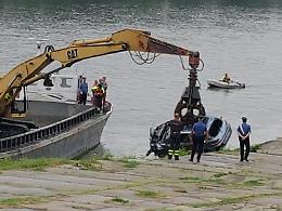 Recuperata l'auto inabissata nel Po, all'interno non c'&egrave; nessuno