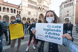 FOTO Commercianti i piazza a Cremona collegati con Pomeriggio Cinque