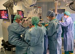 Operata al cervello da sveglia: sta bene la paziente bilingue