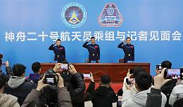 Cina, conferite medaglie ai tre astronauti della missione Shenzou-20