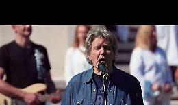 VIDEO Il grazie in musica di Fausto Leali agli operatori sanitari