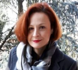 Michela  Zaccaria in biblioteca con Primedonne