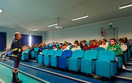 Lezione di sicurezza con la Polstrada: «Siate responsabili»