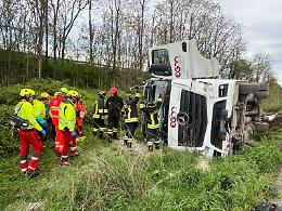 Tir fuori strada, l'autista intrappolato nell'abitacolo
