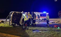 Scontro tra due auto sulla provinciale 33: quattro feriti, una vettura si ribalta