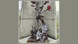 Danni al monumento: «Gesto vile»