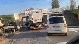 Bisarca incastrata sotto il cavalcavia, tangenziale nel caos