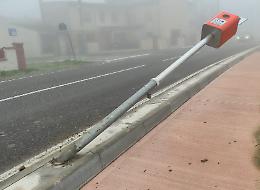 Vandali in azione: Velo Ok abbattuto