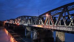 Il ponte sul Po torna a essere illuminato
