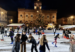Torna la pista di pattinaggio in piazza Garibaldi per le feste natalizie