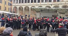 Gospel a sorpresa in centro accende l’attesa delle feste