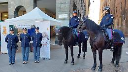 Poliziotti a cavallo per la sicurezza durante le feste