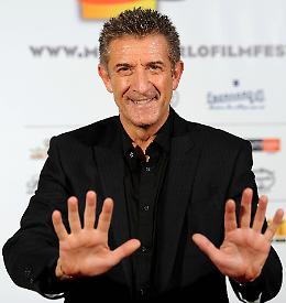 Una vita sullo schermo: Ezio Greggio, 40 anni di risate tra tv, cinema e memoria