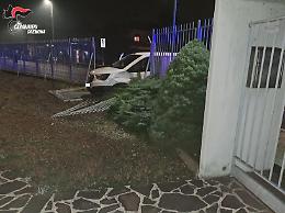 Si schianta col furgone e rifiuta l'alcol test, 50enne nei guai