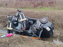 Auto ribaltata in un canale irriguo, 21enne ferita