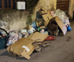 Il centro storico invaso da rifiuti: scatta l&rsquo;allarme decoro urbano