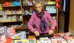 Rapina in tabaccheria, pistola contro la titolare 