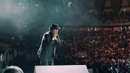 Renato Zero, a Roma prima tappa del tour. Omaggio alle vittime di femminicidio