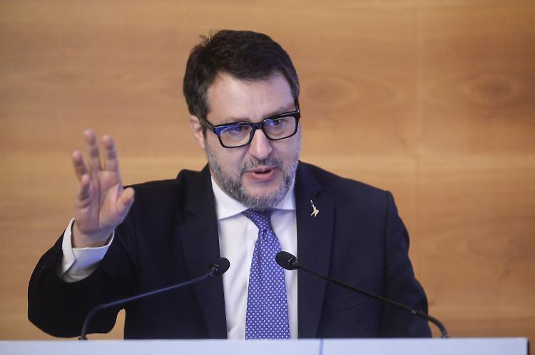 Salvini "Dl sicurezza in lavorazione, divieto lame soprattutto per giovani"