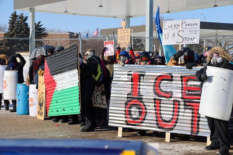 Minneapolis, uomo ucciso da agenti federali, Walz "Trump ritiri ICE"