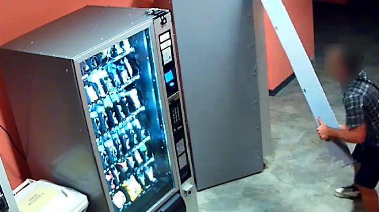 Furti ai distributori automatici: altri 12 colpi attribuiti al ladro seriale