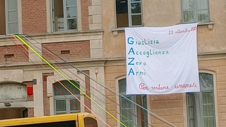 Sciopero a sostegno di Gaza, lo striscione fuori dalla scuola monticellese