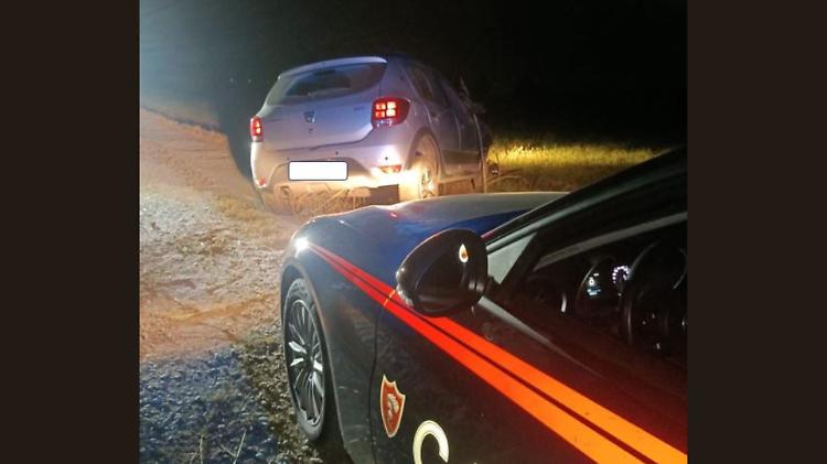 Fugge dai carabinieri con un'auto rubata, è caccia all'uomo