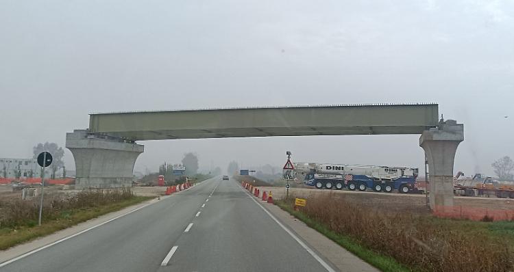 Posata la parte superiore del cavalcavia ferroviario sulla ss10