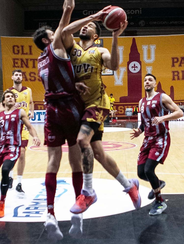 Juvi beffata nel finale, ma manca un fallo decisivo