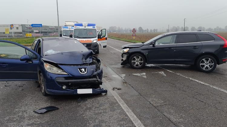 Scontro tra due auto sulla Serenissima, tre feriti
