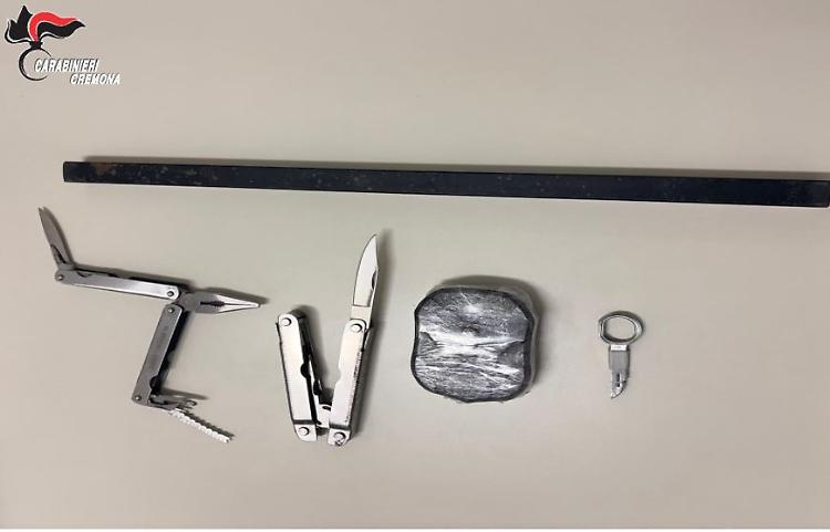 Oggetti pericolosi nell'auto, denunciato un 45enne