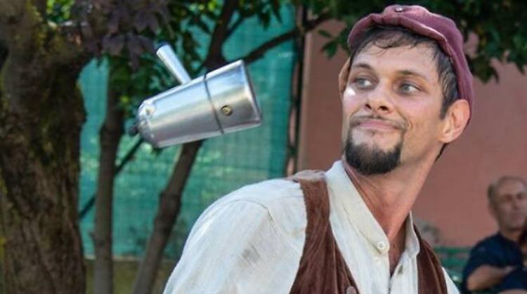 Luna di Caff&egrave;: spettacolo di circo contemporaneo e teatro di strada