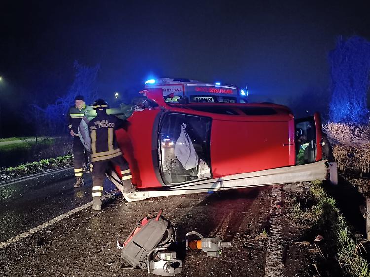 Schianto contro il guardrail e ribaltamento, tragedia sfiorata per una 24enne