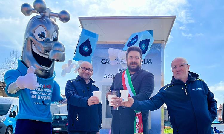 Case dell&rsquo;acqua in rete: &egrave; guerra alla plastica