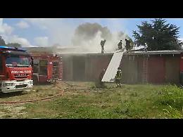 VIDEO Incendio al tetto del magazzino della futura sede dell'Avis