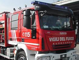 Mezzo agricolo in fiamme, intervento dei vigili del fuoco