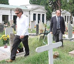 Banchetto elettorale di Demicheli davanti al cimitero, è polemica