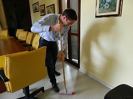 Il sindaco con la ramazza