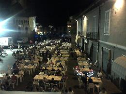 Convivio, in 1.500 alla cena in piazza