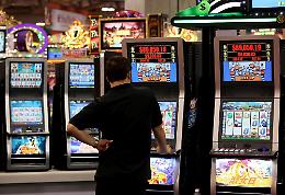 Il Comune di Rivolta ha deciso il divieto di giocare alle slot machine prima delle 9 e dopo le 22, cosa ne pensi?